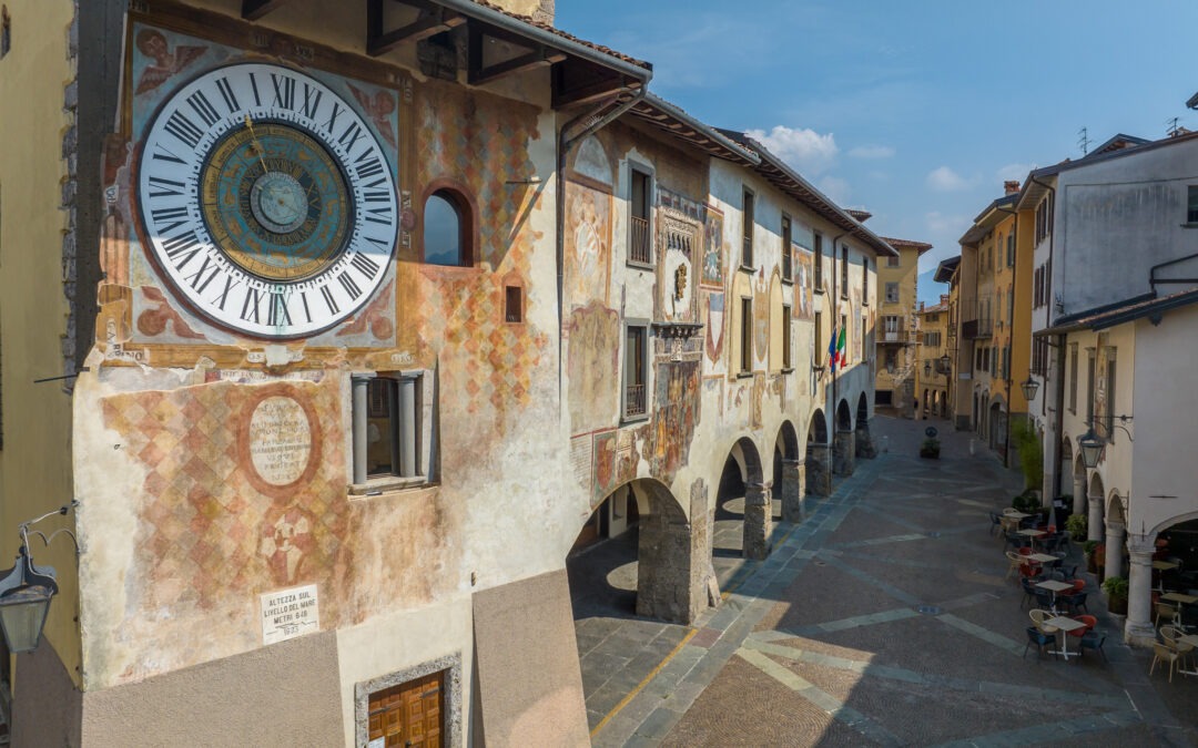 28 maggio 2025, Clusone (BG) – Una nazione giovane: l’Italia dei palazzi comunali.