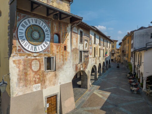 28 maggio 2025, Clusone (BG) – Una nazione giovane: l’Italia dei palazzi comunali.